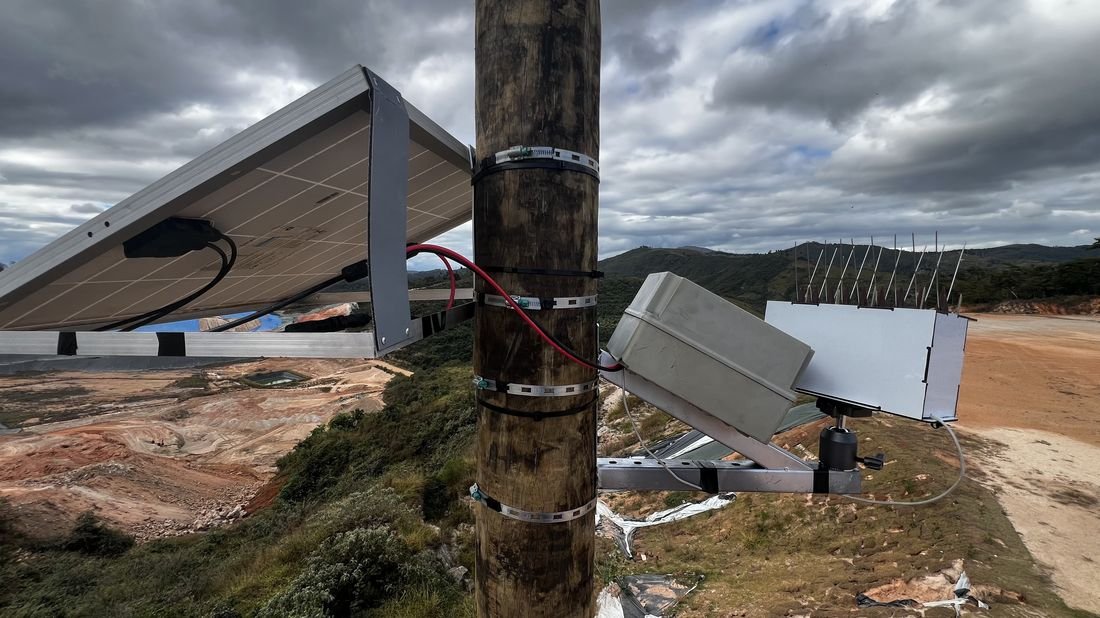 Câmera Synvix com painel solar em área de mineração