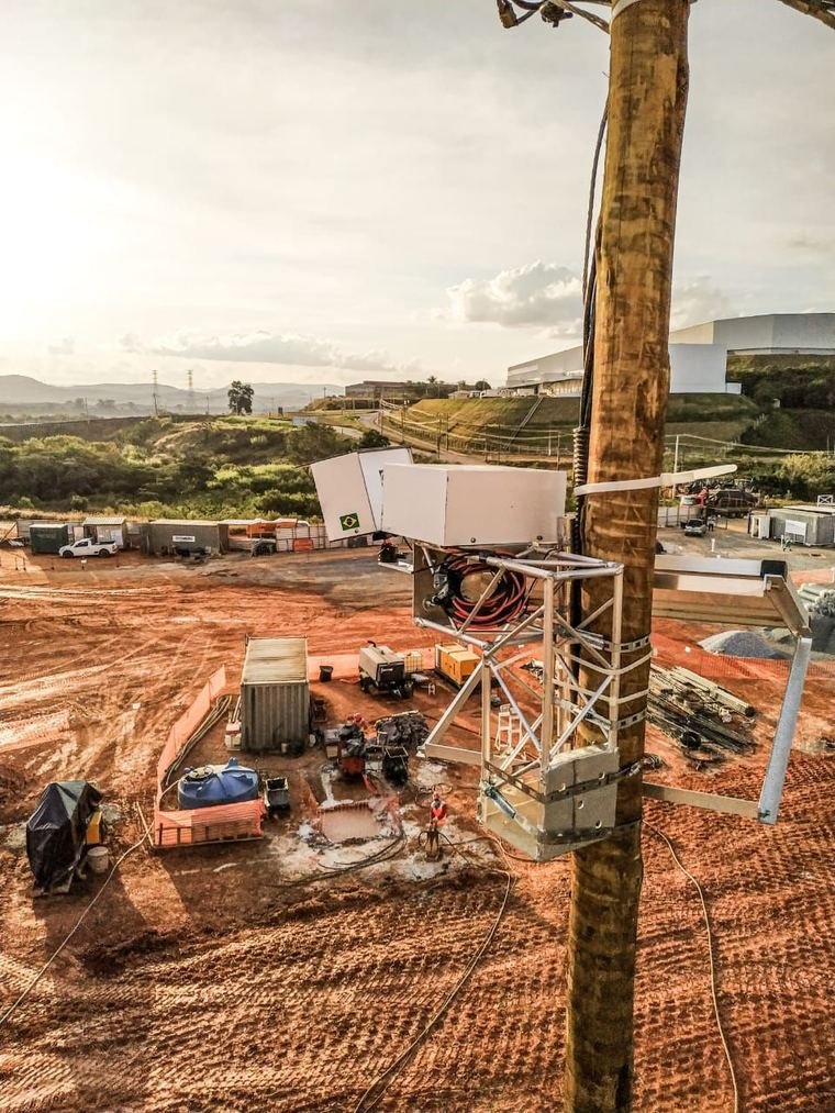 Câmera Synvix em torre sobre canteiro de obras