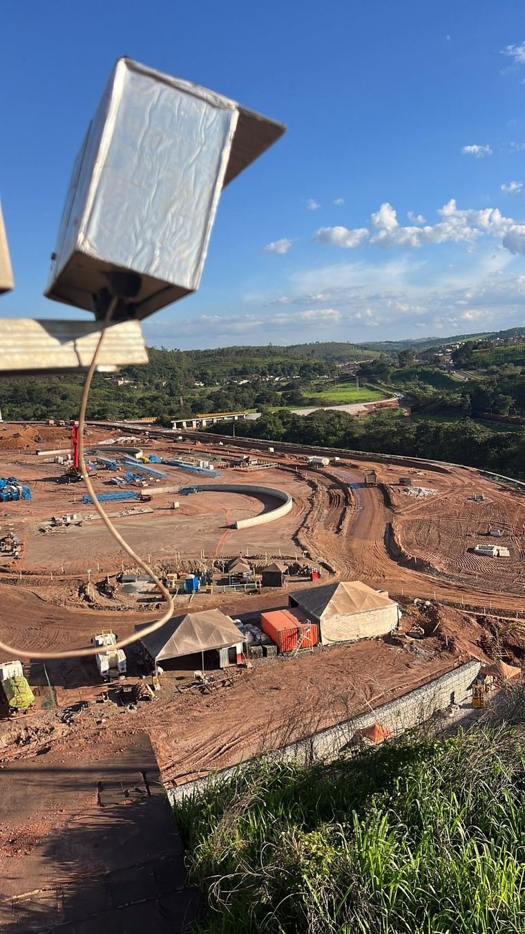 Câmera Synvix instalada no alto, registrando uma obra de grande porte